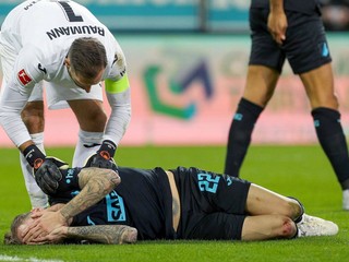 Na snímke brankár Hoffenheimu Oliver Baumann a jeho zranený spoluhráč Kevin Vogt. 