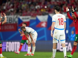 Smutní českí futbalisti po prehre proti Portugalsku.