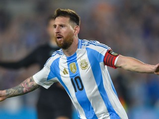 Lionel Messi oslavuje gól do siete Bolívie.