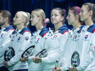 Slovenské tenistky sprava Tereza Mihalíková, Renáta Jamrichová, Viktória Hrunčáková, Anna Karolína Schmiedlová, Rebecca Šramková a kapitán slovenského tímu Matej Lipták pózujú s trofejami po finálovom dueli Slovensko - Taliansko.