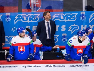 Tréner Vladimír Országh na lavičke počas zápasu Slovensko - Švédsko v skupine A na MS v hokeji 2025.