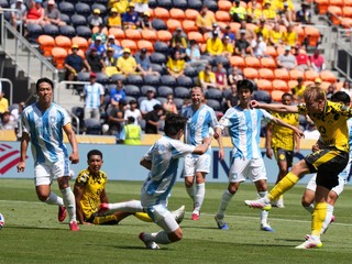 Daniel Svensson (vpravo) strieľa gól v zápase Borussia Dortmund - Borussia Dortmund - Ulsan HD v skupine F na MS klubov FIFA 2025.