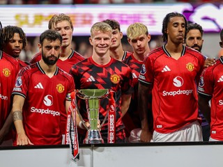 Futbalisti Manchester United s trofejou Summer Series trophy.
