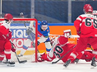 Slovenský hokejista Oliver Okuliar v zápase proti Dánsku na MS 2026.
