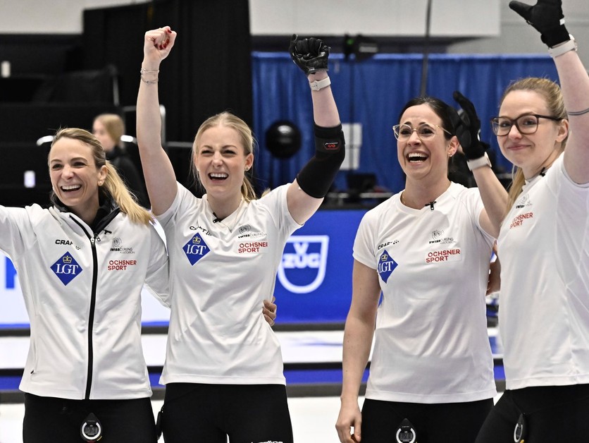 Švajčiarske reprezentantky Silvana Tirinzoniová, Briar Schwaller-Huerlimannová, Carole Howaldová a Alina Patzová získali zlato na MS v curlingu žien 2023.