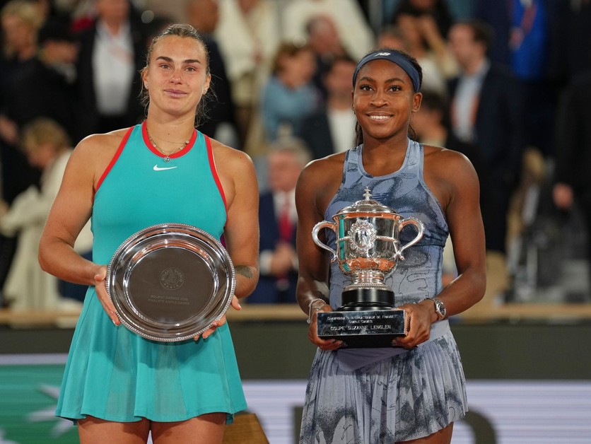 Coco Gauffová a Aryna Sabalenková po finále Roland Garros 2025.
