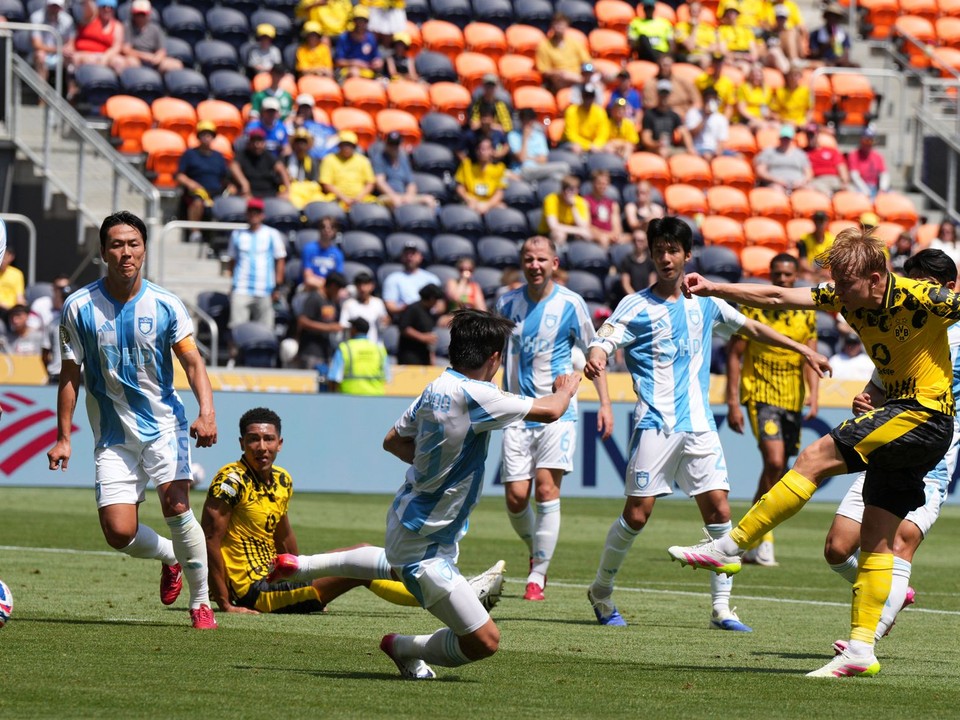 Daniel Svensson (vpravo) strieľa gól v zápase Borussia Dortmund - Borussia Dortmund - Ulsan HD v skupine F na MS klubov FIFA 2025.