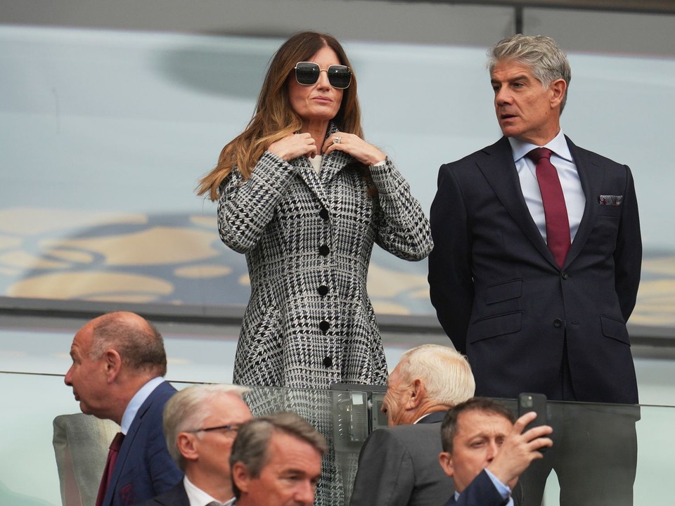 Karren Bradyová (vľavo)