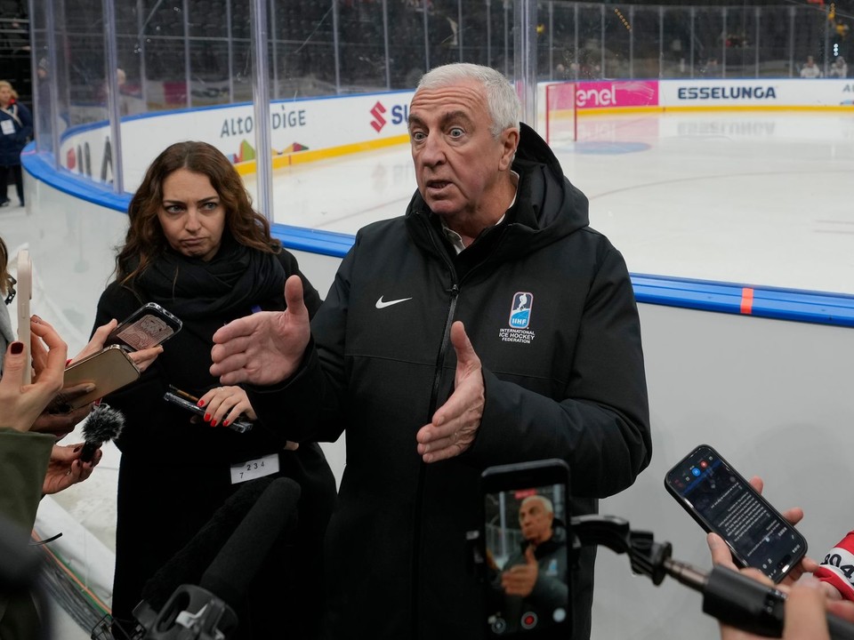 Prezident IIHF Luc Tardif. 