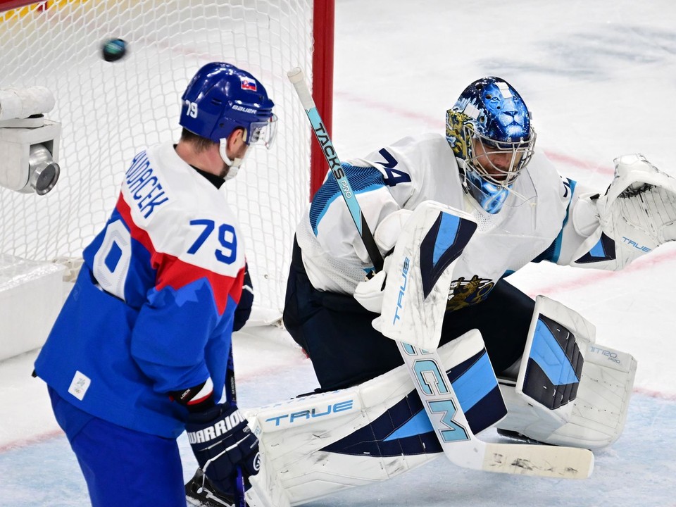 Na snímke fínsky brankár Saros Juuse (vpravo) inkasuje gól, vľavo sa prizerá hráč Slovenska Libor Hudáček.