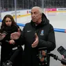 Prezident IIHF Luc Tardif. 