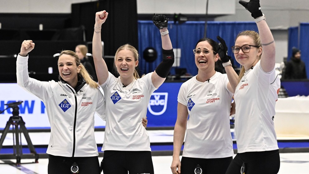 Švajčiarske reprezentantky Silvana Tirinzoniová, Briar Schwaller-Huerlimannová, Carole Howaldová a Alina Patzová získali zlato na MS v curlingu žien 2023.