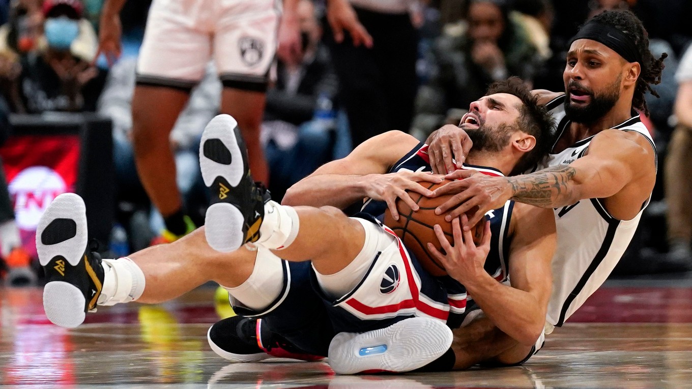 Momentka zo zápasu NBA medzi Washingtonom a Brooklynom. 