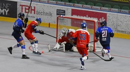 Momentka zo zápasu Slovensko - Česko na MS v hokejbale do 18 rokov 2024