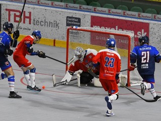 Momentka zo zápasu Slovensko - Česko na MS v hokejbale do 18 rokov 2024