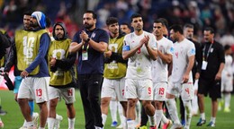 Futbalisti Iránu odcházajú z ihriska po skončení zápasu