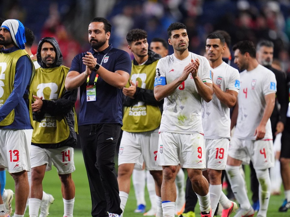 Futbalisti Iránu odcházajú z ihriska po skončení zápasu