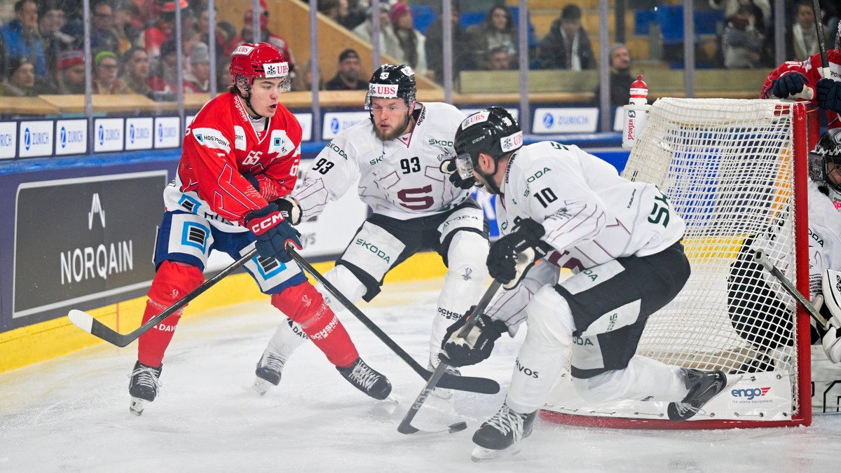 Zľava hráči Eric Schneller z Helsínk, Kristian Vesalainen zo Sparty a Mark Pysyk bojujú o puk počas zápasu medzi IFK Helsinki a Sparta Praha.