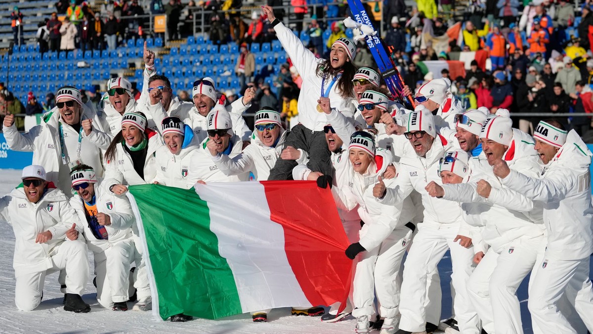 Biatlonistka Lisa Vittozzi oslavuje zlatú medailu