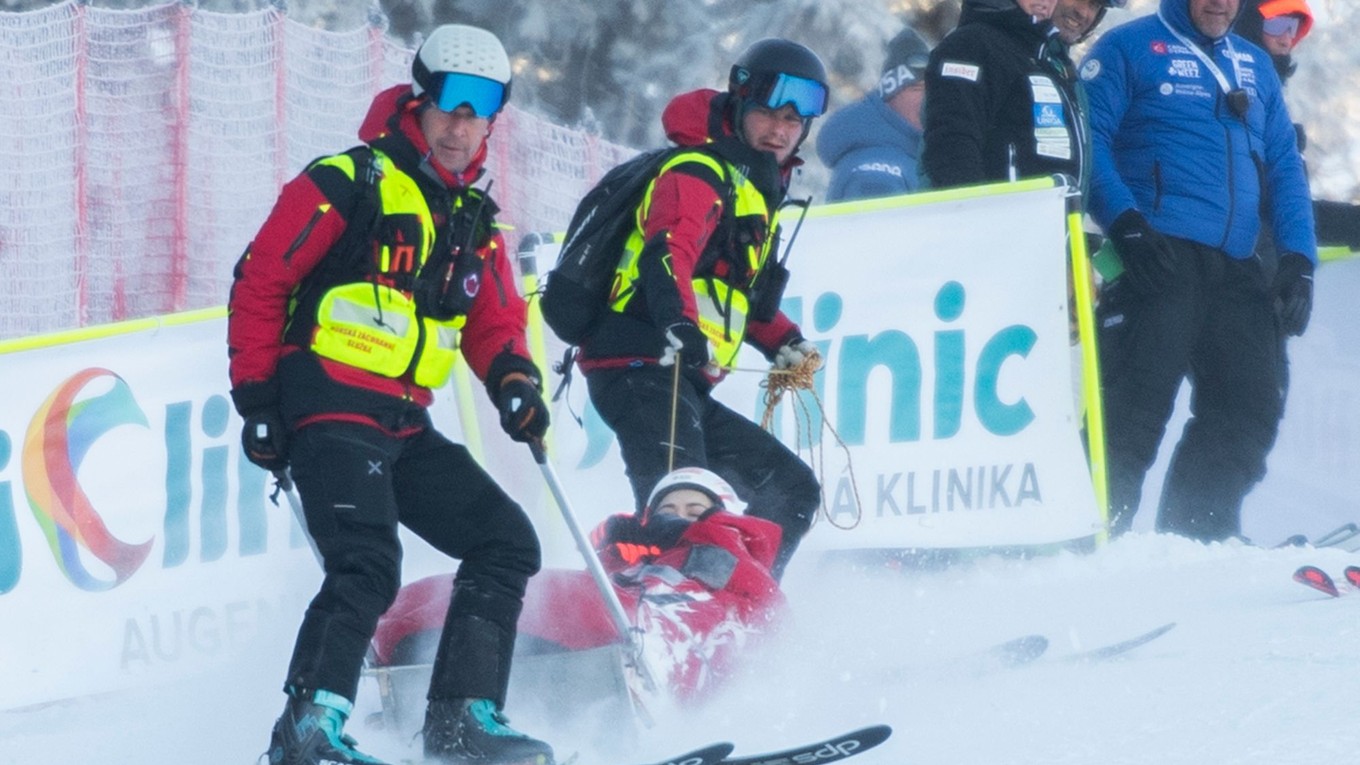 Petra Vlhová počas prevozu na záchranných saniach po páde počas prvého kola obrovského slalomu v Jasnej.