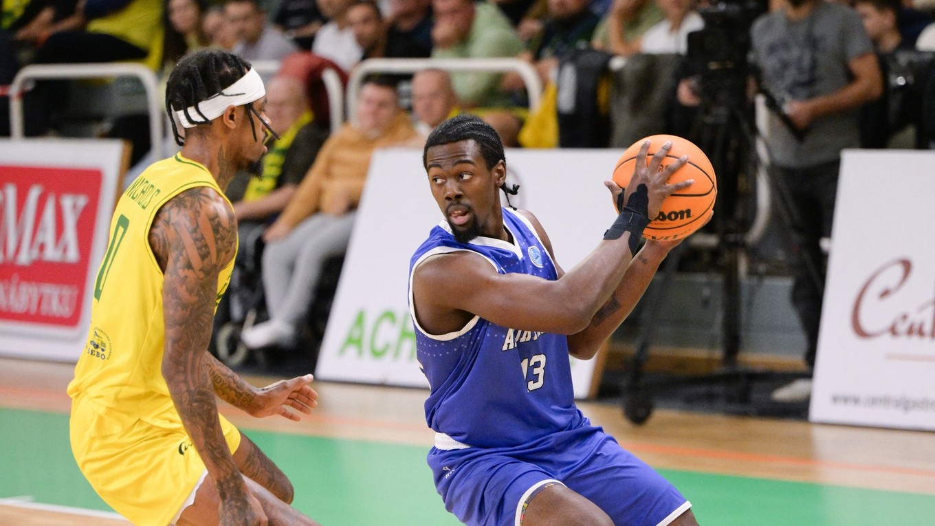 Ty Nichols (Levice) a Gregory Williams (Famagusta) v zápase 4. kola  B-skupiny Europského pohára FIBA.