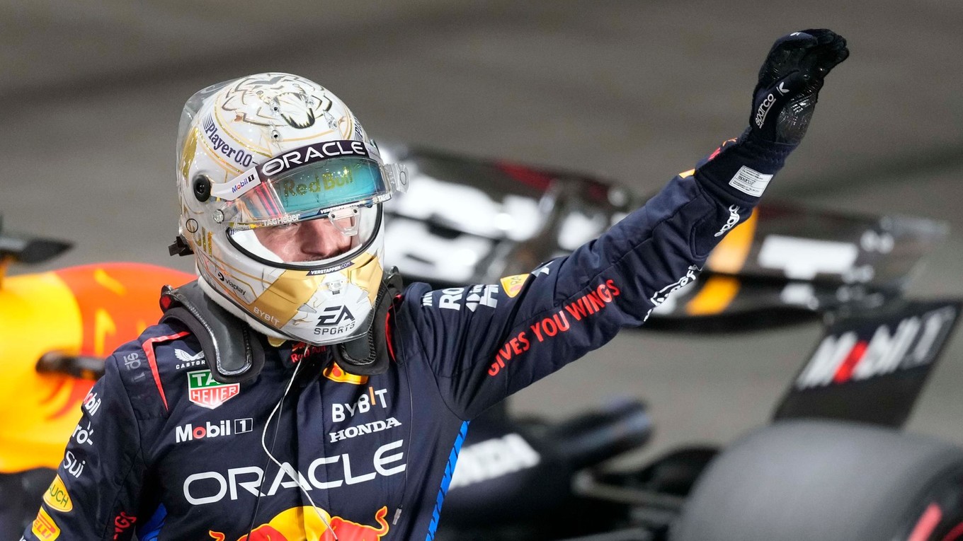 Max Verstappen z Red Bullu sa teší z víťazstva v kvalifikácii na Veľkú cenu Kataru