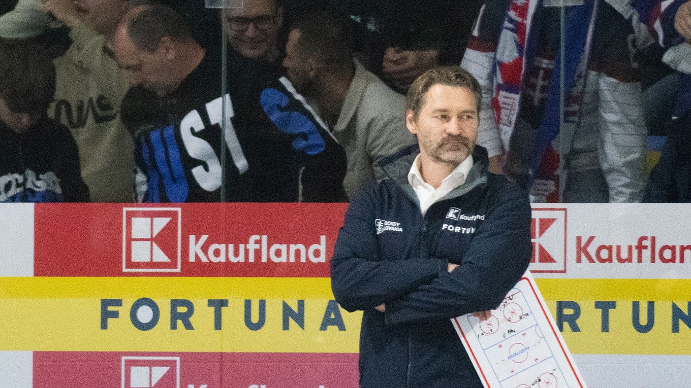 Tréner Vladimír Országh na lavičke Slovenska v príprave na MS v hokeji 2025.