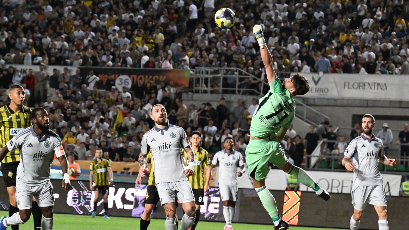 brankár Slovana Dominik Takáč vyráža loptu počas úvodného zápasu 3. predkola Ligy majstrov vo futbale Kajrat Almaty - ŠK Slovan Bratislava.