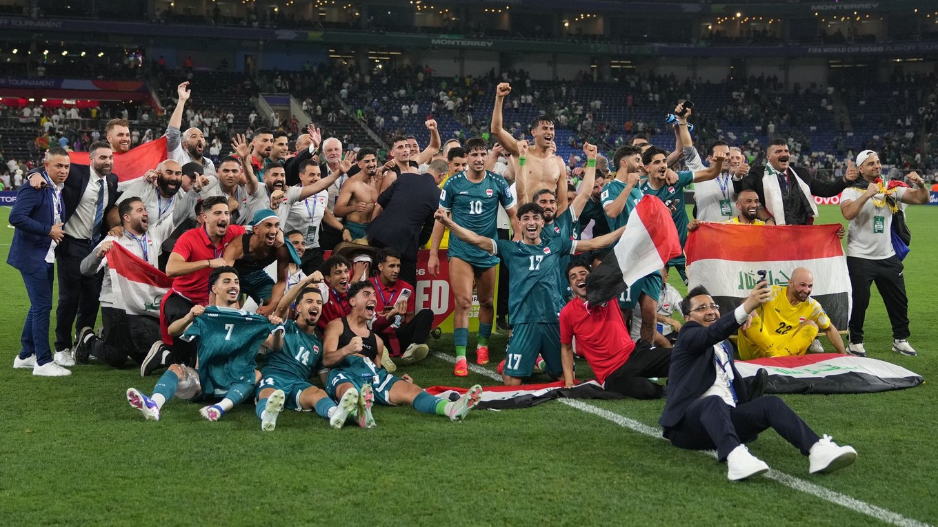 Futbalisti Iraku oslavujú po postupe na svetový šampionát.