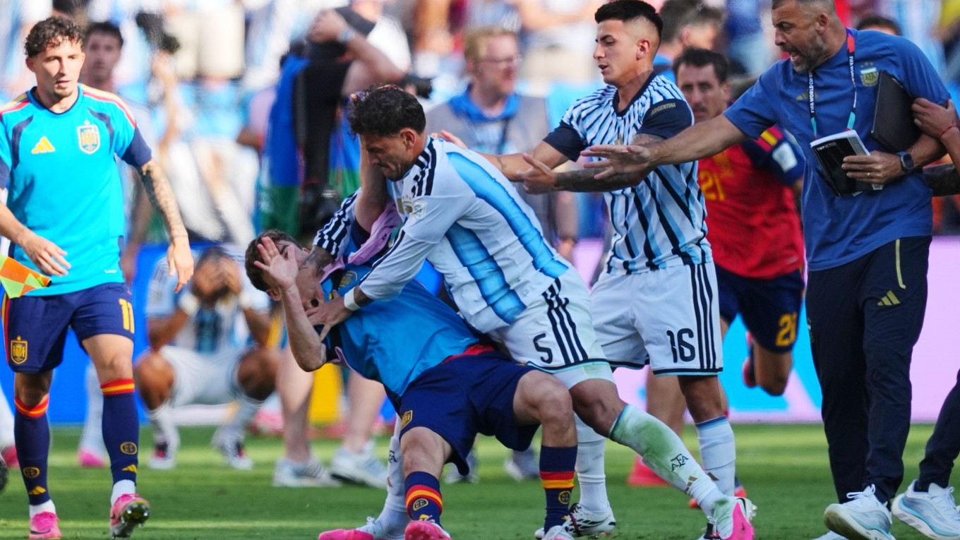Leandro Paredes napadol Gaviho po finále MS 2026