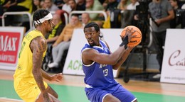 Ty Nichols (Levice) a Gregory Williams (Famagusta) v zápase 4. kola  B-skupiny Europského pohára FIBA.