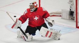 Leonardo Genoni v zápase Švajčiarsko - USA vo finále MS v hokeji 2025. 