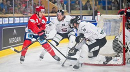 Zľava hráči Eric Schneller z Helsínk, Kristian Vesalainen zo Sparty a Mark Pysyk bojujú o puk počas zápasu medzi IFK Helsinki a Sparta Praha.