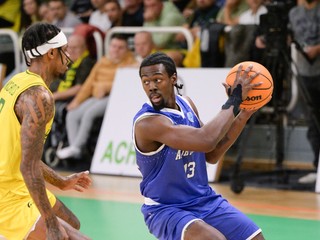 Ty Nichols (Levice) a Gregory Williams (Famagusta) v zápase 4. kola  B-skupiny Europského pohára FIBA.