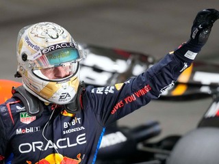 Max Verstappen z Red Bullu sa teší z víťazstva v kvalifikácii na Veľkú cenu Kataru