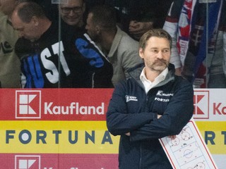 Tréner Vladimír Országh na lavičke Slovenska v príprave na MS v hokeji 2025.