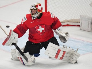 Leonardo Genoni v zápase Švajčiarsko - USA vo finále MS v hokeji 2025. 