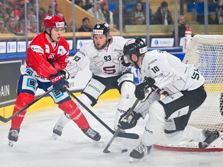Zľava hráči Eric Schneller z Helsínk, Kristian Vesalainen zo Sparty a Mark Pysyk bojujú o puk počas zápasu medzi IFK Helsinki a Sparta Praha.
