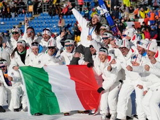 Biatlonistka Lisa Vittozzi oslavuje zlatú medailu