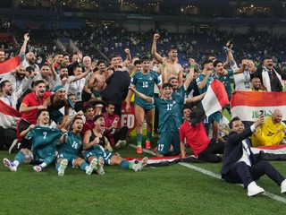 Futbalisti Iraku oslavujú po postupe na svetový šampionát.