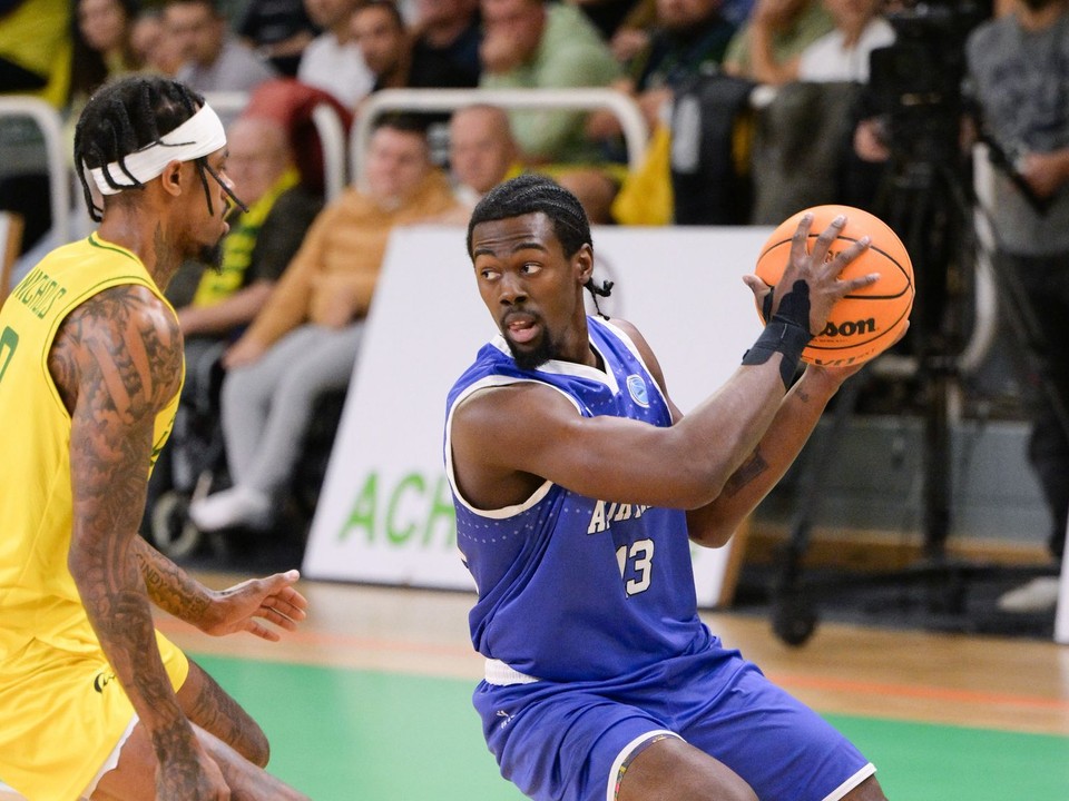 Ty Nichols (Levice) a Gregory Williams (Famagusta) v zápase 4. kola  B-skupiny Europského pohára FIBA.