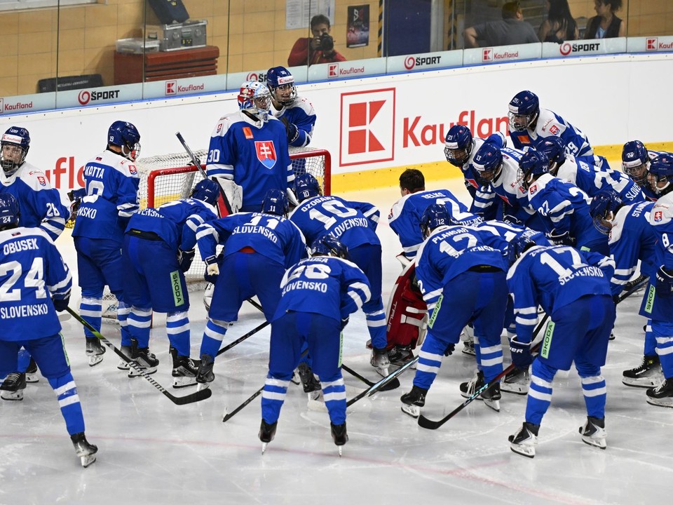 Hráči Slovenska počas prípravného zápasu hráčov do 18 rokov pred Hlinka Gretzky Cupom Slovensko - Kanada.