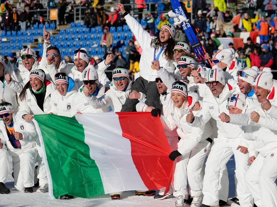 Biatlonistka Lisa Vittozzi oslavuje zlatú medailu