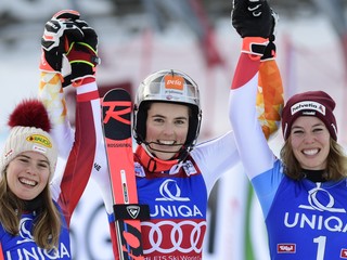 Petra Vlhová, druhá Katharina Liensbergerová (vľavo) a tretia Michelle Gisinová. 