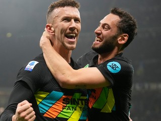 Futbalista Interu Miláno Ivan Perišič (vľavo) a jeho spoluhráč Hakan Calhanoglu sa tešia po strelení gólu.