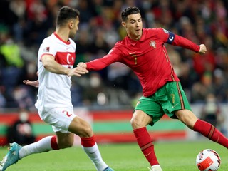 Cristiano Ronaldo (vpravo) v zápase proti Turecku. 