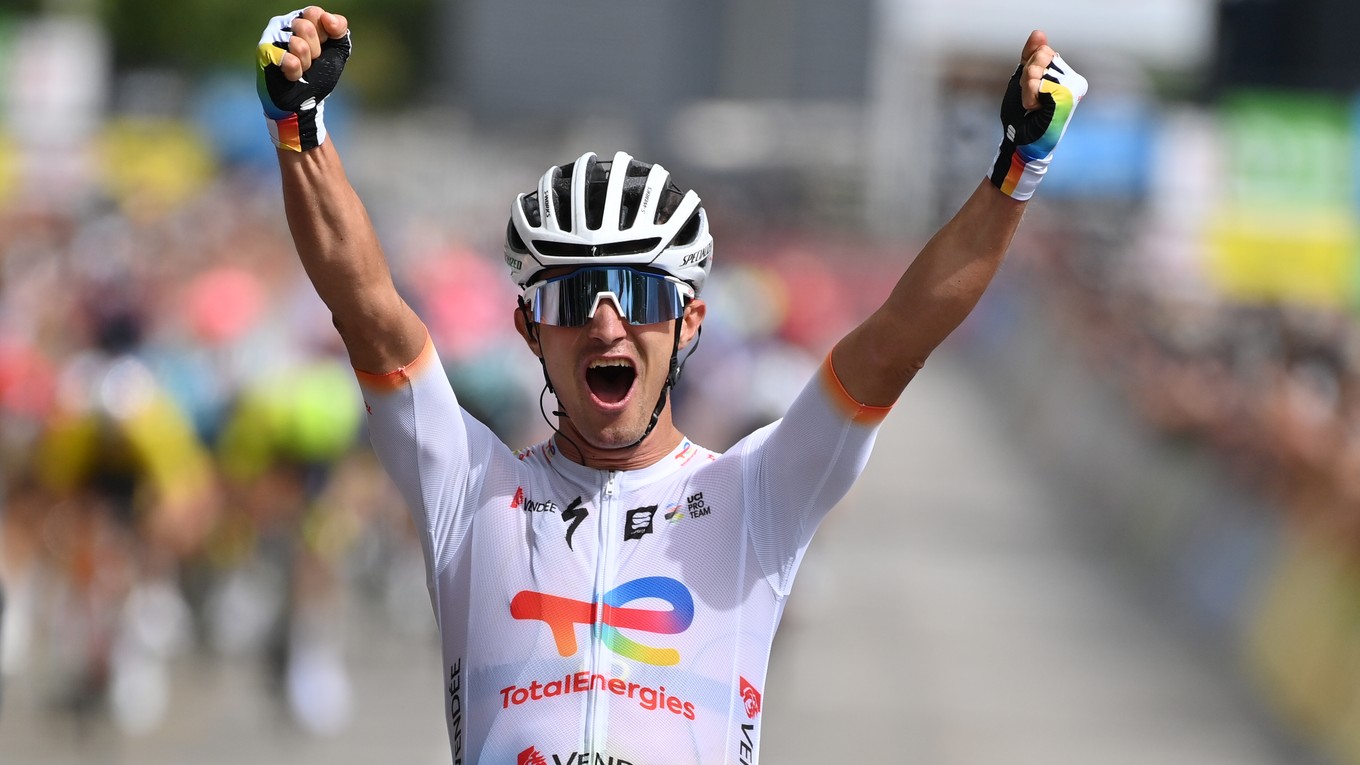 Víťazné gesto francúzskeho cyklistu Alexisa Vuillermoza. 