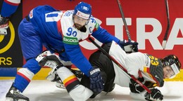 Tomáš Tatar a Moritz Seider v zápase Slovensko - Nemecko na MS v hokeji 2022.