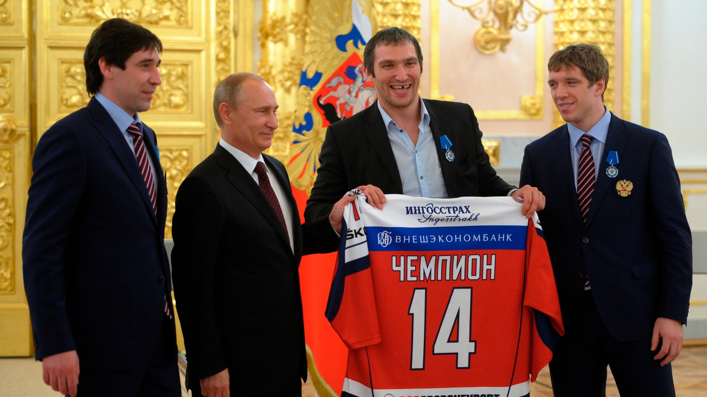 Danis Zaripov (vľavo), vedľa neho ruský prezident Vladimir Putin a hokejisti Alexander Ovečkin a Nikolaj Kuľomin.