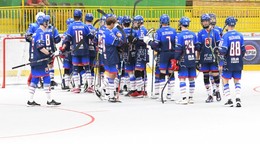 Slovenskí hokejbalisti sa tešia z výhry na MS do 16 rokov. 
